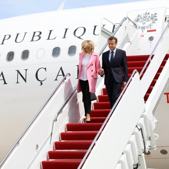 Le président Emmanuel Macron et sa femme Brigitte Macron (Trogneux) arrivent aux Etats-unis pour une visite d'état de trois jours sur la base aérienne d'Andrews dans le Maryland le 23 avril 2018.