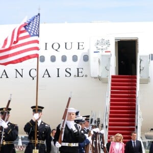 Cérémonie d'accueil - Le président Emmanuel Macron et sa femme Brigitte Macron (Trogneux) arrivent aux Etats-unis pour une visite d'état de trois jours sur la base aérienne d'Andrews dans le Maryland le 23 avril 2018.