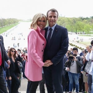 Le Président de la République Emmanuel Macron et sa femme la Première Dame Brigitte Macron (Trogneux) - Le Président de la République Emmanuel Macron et sa femme la Première Dame Brigitte Macron (Trogneux) visitent le Mémorial de Lincoln (Lincoln Memorial) à Washington, le 23 avril 2018. © Stéphane Lemouton/Bestimage