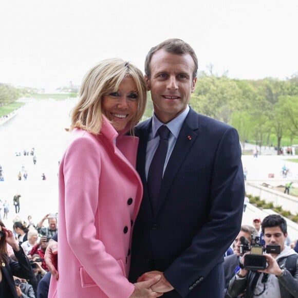 Le Président de la République Emmanuel Macron et sa femme la Première Dame Brigitte Macron (Trogneux) - Le Président de la République Emmanuel Macron et sa femme la Première Dame Brigitte Macron (Trogneux) visitent le Mémorial de Lincoln (Lincoln Memorial) à Washington, le 23 avril 2018. © Stéphane Lemouton/Bestimage