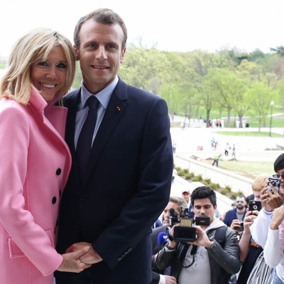 Le Président de la République Emmanuel Macron et sa femme la Première Dame Brigitte Macron (Trogneux) - Le Président de la République Emmanuel Macron et sa femme la Première Dame Brigitte Macron (Trogneux) visitent le Mémorial de Lincoln (Lincoln Memorial) à Washington, le 23 avril 2018. © Stéphane Lemouton/Bestimage