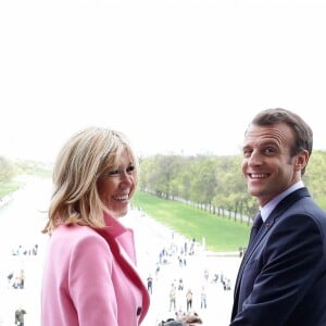 Le Président de la République Emmanuel Macron et sa femme la Première Dame Brigitte Macron (Trogneux) - Le Président de la République Emmanuel Macron et sa femme la Première Dame Brigitte Macron (Trogneux) visitent le Mémorial de Lincoln (Lincoln Memorial) à Washington, le 23 avril 2018. © Stéphane Lemouton/Bestimage