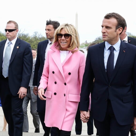 Pierre-Olivier Costa (Directeur de cabinet), le Président de la République Emmanuel Macron et sa femme la Première Dame Brigitte Macron (Trogneux) - Le Président de la République Emmanuel Macron et sa femme la Première Dame Brigitte Macron (Trogneux) visitent le Mémorial de Lincoln (Lincoln Memorial) à Washington, le 23 avril 2018. © Stéphane Lemouton/Bestimage
