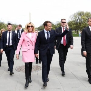 Le Président de la République Emmanuel Macron et sa femme la Première Dame Brigitte Macron (Trogneux) avec Gérard Araud (l'ambassadeur de France aux Etats-Unis) - Le Président de la République Emmanuel Macron et sa femme la Première Dame Brigitte Macron (Trogneux) visitent le Mémorial de Lincoln (Lincoln Memorial) à Washington, le 23 avril 2018. © Stéphane Lemouton/Bestimage