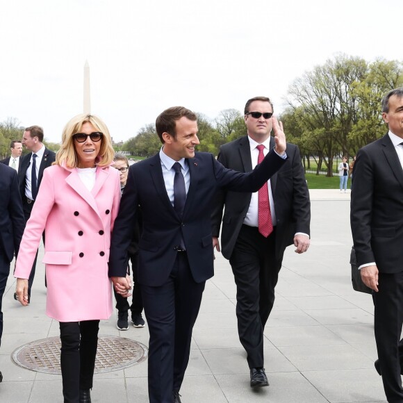 Le Président de la République Emmanuel Macron et sa femme la Première Dame Brigitte Macron (Trogneux) avec Gérard Araud (l'ambassadeur de France aux Etats-Unis) - Le Président de la République Emmanuel Macron et sa femme la Première Dame Brigitte Macron (Trogneux) visitent le Mémorial de Lincoln (Lincoln Memorial) à Washington, le 23 avril 2018. © Stéphane Lemouton/Bestimage