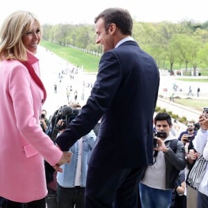 Le Président de la République Emmanuel Macron et sa femme la Première Dame Brigitte Macron (Trogneux) - Le Président de la République Emmanuel Macron et sa femme la Première Dame Brigitte Macron (Trogneux) visitent le Mémorial de Lincoln (Lincoln Memorial) à Washington, le 23 avril 2018. © Stéphane Lemouton/Bestimage  French President Emmanuel Macron and First Lady Brigitte Macron walk down the stairs of the Lincoln Memorial in Washington DC on April 23rd, 2018.23/04/2018 - Washington