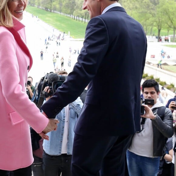 Le Président de la République Emmanuel Macron et sa femme la Première Dame Brigitte Macron (Trogneux) - Le Président de la République Emmanuel Macron et sa femme la Première Dame Brigitte Macron (Trogneux) visitent le Mémorial de Lincoln (Lincoln Memorial) à Washington, le 23 avril 2018. © Stéphane Lemouton/Bestimage  French President Emmanuel Macron and First Lady Brigitte Macron walk down the stairs of the Lincoln Memorial in Washington DC on April 23rd, 2018.23/04/2018 - Washington