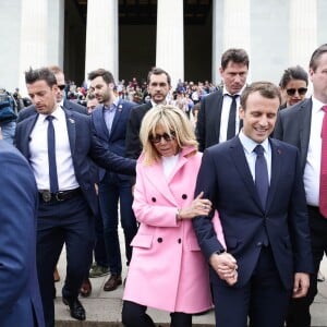 Tristan Bromet (chef de cabinet), Pierre-Olivier Costa (Directeur de cabinet), le Président de la République Emmanuel Macron et sa femme la Première Dame Brigitte Macron (Trogneux) - Le Président de la République Emmanuel Macron et sa femme la Première Dame Brigitte Macron (Trogneux) visitent le Mémorial de Lincoln (Lincoln Memorial) à Washington, le 23 avril 2018. © Stéphane Lemouton/Bestimage