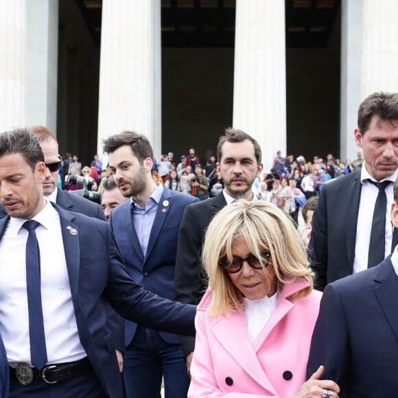 Tristan Bromet (chef de cabinet), Pierre-Olivier Costa (Directeur de cabinet), le Président de la République Emmanuel Macron et sa femme la Première Dame Brigitte Macron (Trogneux) - Le Président de la République Emmanuel Macron et sa femme la Première Dame Brigitte Macron (Trogneux) visitent le Mémorial de Lincoln (Lincoln Memorial) à Washington, le 23 avril 2018. © Stéphane Lemouton/Bestimage