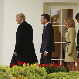 Le président américain Donald Trump, sa femme la Première Dame Melania Trump, le président de la République française Emmanuel Macron et sa femme la Première Dame Brigitte Macron (Trogneux) - Le président américain Donald Trump et le président de la République française Emmanuel Macron plantent ensemble un chêne, dans les jardins de la Maison Blanche, sous les yeux des Premières Dames Melania Trump et Brigitte Macron (Trogneux) à Washington, le 23 avril 2018.