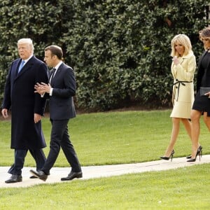 Le président américain Donald Trump, sa femme la Première Dame Melania Trump, le président de la République française Emmanuel Macron et sa femme la Première Dame Brigitte Macron (Trogneux) - Le président américain Donald Trump et le président de la République française Emmanuel Macron plantent ensemble un chêne, dans les jardins de la Maison Blanche, sous les yeux des Premières Dames Melania Trump et Brigitte Macron (Trogneux) à Washington, le 23 avril 2018.