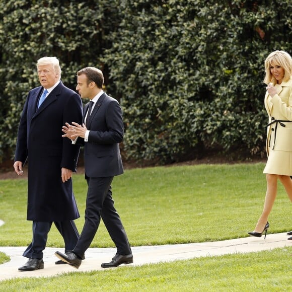 Le président américain Donald Trump, sa femme la Première Dame Melania Trump, le président de la République française Emmanuel Macron et sa femme la Première Dame Brigitte Macron (Trogneux) - Le président américain Donald Trump et le président de la République française Emmanuel Macron plantent ensemble un chêne, dans les jardins de la Maison Blanche, sous les yeux des Premières Dames Melania Trump et Brigitte Macron (Trogneux) à Washington, le 23 avril 2018.