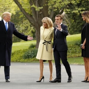 Le président américain Donald Trump, sa femme la Première Dame Melania Trump, le président de la République française Emmanuel Macron et sa femme la Première Dame Brigitte Macron (Trogneux) - Le président américain Donald Trump et le président de la République française Emmanuel Macron plantent ensemble un chêne, dans les jardins de la Maison Blanche, sous les yeux des Premières Dames Melania Trump et Brigitte Macron (Trogneux) à Washington, le 23 avril 2018.