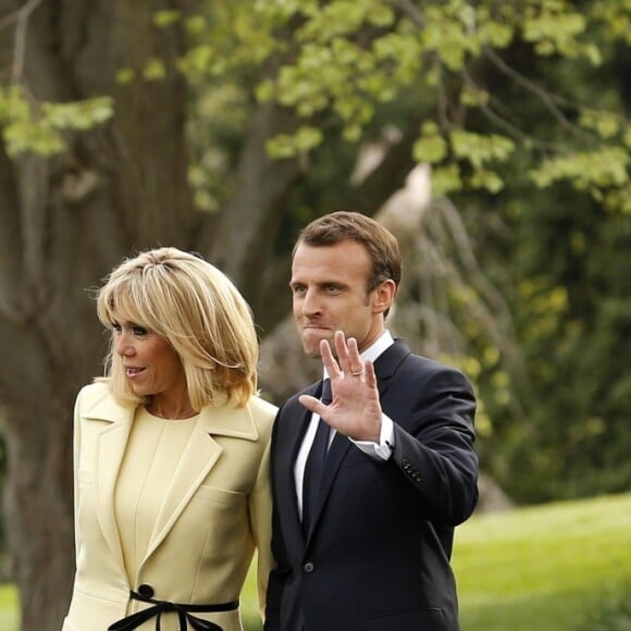 Le président américain Donald Trump, sa femme la Première Dame Melania Trump, le président de la République française Emmanuel Macron et sa femme la Première Dame Brigitte Macron (Trogneux) - Le président américain Donald Trump et le président de la République française Emmanuel Macron plantent ensemble un chêne, dans les jardins de la Maison Blanche, sous les yeux des Premières Dames Melania Trump et Brigitte Macron (Trogneux) à Washington, le 23 avril 2018.