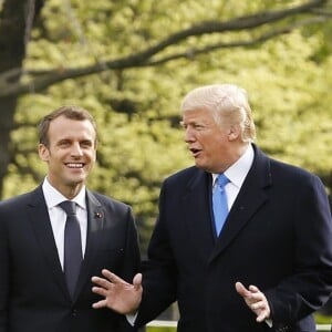 Le président américain Donald Trump, sa femme la Première Dame Melania Trump, le président de la République française Emmanuel Macron et sa femme la Première Dame Brigitte Macron (Trogneux) - Le président américain Donald Trump et le président de la République française Emmanuel Macron plantent ensemble un chêne, dans les jardins de la Maison Blanche, sous les yeux des Premières Dames Melania Trump et Brigitte Macron (Trogneux) à Washington, le 23 avril 2018.