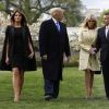 Le président américain Donald Trump, sa femme la Première Dame Melania Trump, le président de la République française Emmanuel Macron et sa femme la Première Dame Brigitte Macron (Trogneux) - Le président américain Donald Trump et le président de la République française Emmanuel Macron plantent ensemble un chêne, dans les jardins de la Maison Blanche, sous les yeux des Premières Dames Melania Trump et Brigitte Macron (Trogneux) à Washington, le 23 avril 2018.