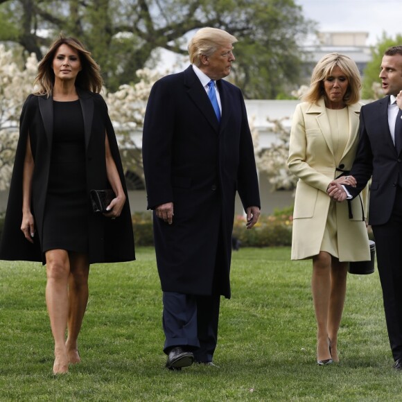 Le président américain Donald Trump, sa femme la Première Dame Melania Trump, le président de la République française Emmanuel Macron et sa femme la Première Dame Brigitte Macron (Trogneux) - Le président américain Donald Trump et le président de la République française Emmanuel Macron plantent ensemble un chêne, dans les jardins de la Maison Blanche, sous les yeux des Premières Dames Melania Trump et Brigitte Macron (Trogneux) à Washington, le 23 avril 2018.