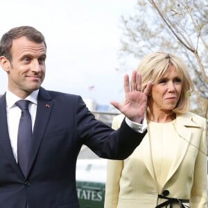 Le président de la République française Emmanuel Macron et sa femme la Première Dame Brigitte Macron (Trogneux) - Le président américain Donald Trump et le président de la République française Emmanuel Macron plantent ensemble un chêne, dans les jardins de la Maison Blanche, sous les yeux des Premières Dames Melania Trump et Brigitte Macron (Trogneux) à Washington, le 23 avril 2018. © Stéphane Lemouton/Bestimage