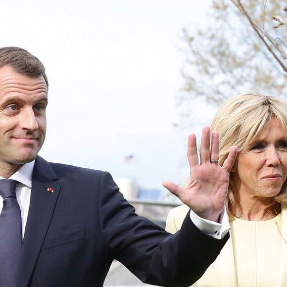 Le président de la République française Emmanuel Macron et sa femme la Première Dame Brigitte Macron (Trogneux) - Le président américain Donald Trump et le président de la République française Emmanuel Macron plantent ensemble un chêne, dans les jardins de la Maison Blanche, sous les yeux des Premières Dames Melania Trump et Brigitte Macron (Trogneux) à Washington, le 23 avril 2018. © Stéphane Lemouton/Bestimage