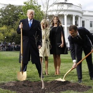 Le président américain Donald Trump, sa femme la Première Dame Melania Trump, le président de la République française Emmanuel Macron et sa femme la Première Dame Brigitte Macron (Trogneux) - Le président américain Donald Trump et le président de la République française Emmanuel Macron plantent ensemble un chêne, dans les jardins de la Maison Blanche, sous les yeux des Premières Dames Melania Trump et Brigitte Macron (Trogneux) à Washington, le 23 avril 2018.