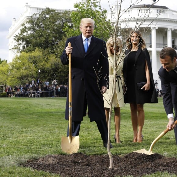 Le président américain Donald Trump, sa femme la Première Dame Melania Trump, le président de la République française Emmanuel Macron et sa femme la Première Dame Brigitte Macron (Trogneux) - Le président américain Donald Trump et le président de la République française Emmanuel Macron plantent ensemble un chêne, dans les jardins de la Maison Blanche, sous les yeux des Premières Dames Melania Trump et Brigitte Macron (Trogneux) à Washington, le 23 avril 2018.