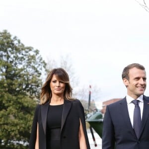 Le président de la République française Emmanuel Macron et sa femme la Première Dame Brigitte Macron (Trogneux) - Le président américain Donald Trump et le président de la République française Emmanuel Macron plantent ensemble un chêne, dans les jardins de la Maison Blanche, sous les yeux des Premières Dames Melania Trump et Brigitte Macron (Trogneux) à Washington, le 23 avril 2018. © Stéphane Lemouton/Bestimage