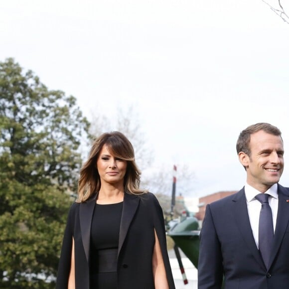 Le président de la République française Emmanuel Macron et sa femme la Première Dame Brigitte Macron (Trogneux) - Le président américain Donald Trump et le président de la République française Emmanuel Macron plantent ensemble un chêne, dans les jardins de la Maison Blanche, sous les yeux des Premières Dames Melania Trump et Brigitte Macron (Trogneux) à Washington, le 23 avril 2018. © Stéphane Lemouton/Bestimage