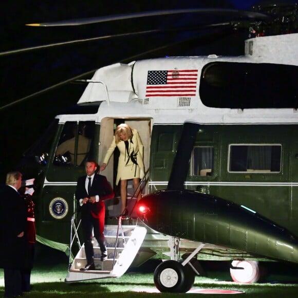 Le Président des Etats-Unis Donald Trump, le Président de la République Emmanuel Macron et sa femme la Première Dame Brigitte Macron (Trogneux) - Les couples présidentiels français et américains arrivent à la Maison Blanche à bord de l'hélicoptère Marine One après leur dîner au Mont Vernon, le 23 avril 2018. © Stéphane Lemouton/Bestimage