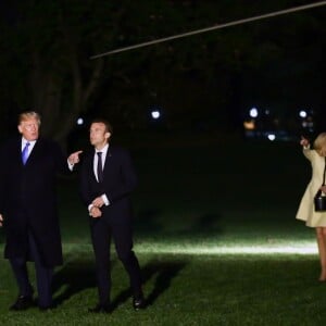 Le Président des Etats-Unis Donald Trump et le Président de la République Emmanuel Macron, la Première Dame Brigitte Macron (Trogneux), la Première Dame des Etats-Unis Melania Trump - Les couples présidentiels français et américains arrivent à la Maison Blanche à bord de l'hélicoptère Marine One après leur dîner au Mont Vernon, le 23 avril 2018. © Stéphane Lemouton/Bestimage