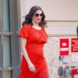 Rachel Weisz enceinte et magnifique dans une jolie robe rouge dans les rues de New York. Le 23 avril 2018