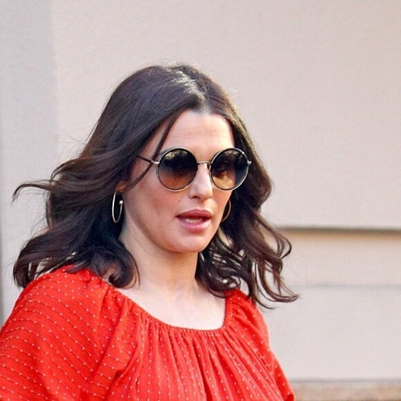 Rachel Weisz enceinte et magnifique dans une jolie robe rouge dans les rues de New York. Le 23 avril 2018