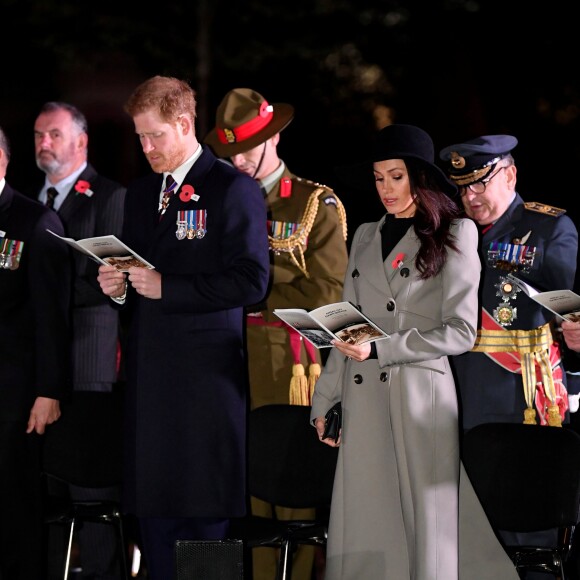 Meghan Markle se joignait au prince Harry, le 25 avril 2018 à 5 heures du matin, pour la cérémonie comméorative de l'ANZAC Day célébrée devant l'Arc de Wellington non loin du palais de Buckingham.