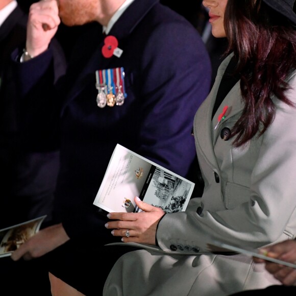 Meghan Markle se joignait au prince Harry, le 25 avril 2018 à 5 heures du matin, pour la cérémonie comméorative de l'ANZAC Day célébrée devant l'Arc de Wellington non loin du palais de Buckingham.