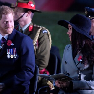 Meghan Markle se joignait au prince Harry, le 25 avril 2018 à 5 heures du matin, pour la cérémonie comméorative de l'ANZAC Day célébrée devant l'Arc de Wellington non loin du palais de Buckingham.