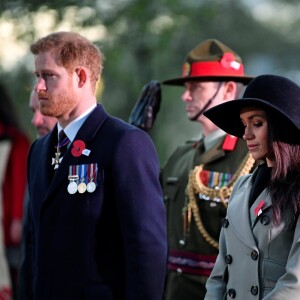 Meghan Markle se joignait au prince Harry, le 25 avril 2018 à 5 heures du matin, pour la cérémonie comméorative de l'ANZAC Day célébrée devant l'Arc de Wellington non loin du palais de Buckingham.