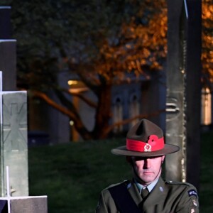 Meghan Markle se joignait au prince Harry, le 25 avril 2018 à 5 heures du matin, pour la cérémonie comméorative de l'ANZAC Day célébrée devant l'Arc de Wellington non loin du palais de Buckingham.