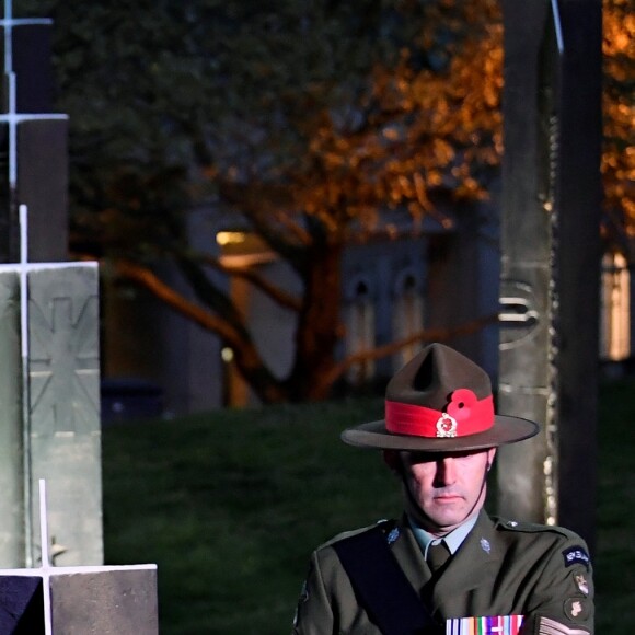 Meghan Markle se joignait au prince Harry, le 25 avril 2018 à 5 heures du matin, pour la cérémonie comméorative de l'ANZAC Day célébrée devant l'Arc de Wellington non loin du palais de Buckingham.