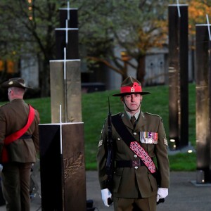 Meghan Markle se joignait au prince Harry, le 25 avril 2018 à 5 heures du matin, pour la cérémonie comméorative de l'ANZAC Day célébrée devant l'Arc de Wellington non loin du palais de Buckingham.