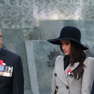 Meghan Markle accompagnait le prince Harry au petit matin du 25 avril 2018 pour les commémorations à Londres de l'ANZAC Day. Après un service commémoratif à l'aube, le prince a déposé une gerbe sur le mémorial de guerre australien.