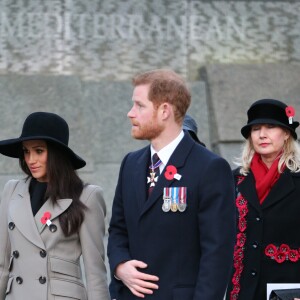 Meghan Markle accompagnait le prince Harry au petit matin du 25 avril 2018 pour les commémorations à Londres de l'ANZAC Day. Après un service commémoratif à l'aube, le prince a déposé une gerbe sur le mémorial de guerre australien.