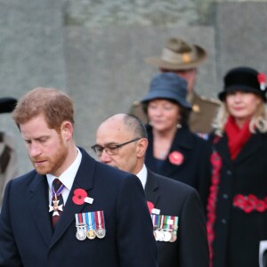 Meghan Markle accompagnait le prince Harry au petit matin du 25 avril 2018 pour les commémorations à Londres de l'ANZAC Day. Après un service commémoratif à l'aube, le prince a déposé une gerbe sur le mémorial de guerre australien.