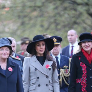 Meghan Markle accompagnait le prince Harry au petit matin du 25 avril 2018 pour les commémorations à Londres de l'ANZAC Day. Après un service commémoratif à l'aube, le prince a déposé une gerbe sur le mémorial de guerre australien.