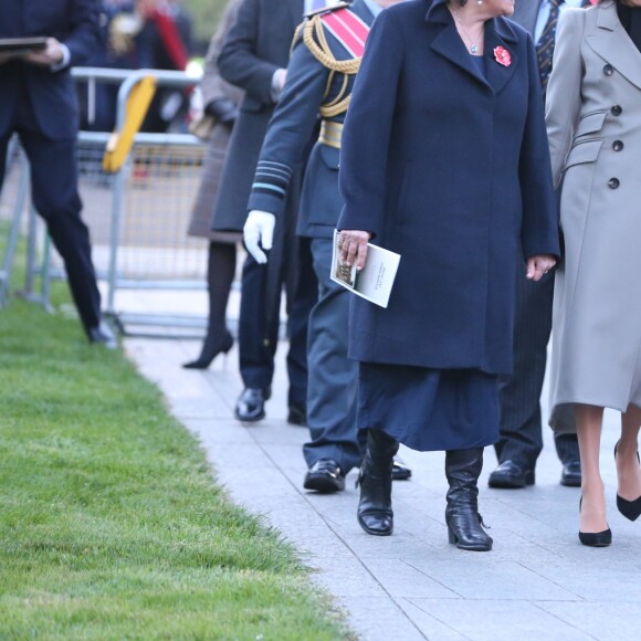 Meghan Markle accompagnait le prince Harry au petit matin du 25 avril 2018 pour les commémorations à Londres de l'ANZAC Day. Après un service commémoratif à l'aube, le prince a déposé une gerbe sur le mémorial de guerre australien.