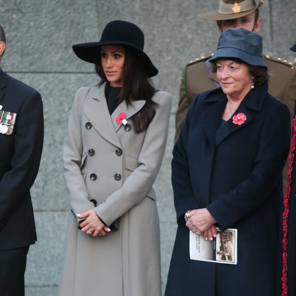 Meghan Markle accompagnait le prince Harry au petit matin du 25 avril 2018 pour les commémorations à Londres de l'ANZAC Day. Après un service commémoratif à l'aube, le prince a déposé une gerbe sur le mémorial de guerre australien.