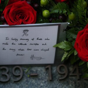 Meghan Markle accompagnait le prince Harry au petit matin du 25 avril 2018 pour les commémorations à Londres de l'ANZAC Day. Après un service commémoratif à l'aube, le prince a déposé une gerbe sur le mémorial de guerre australien.