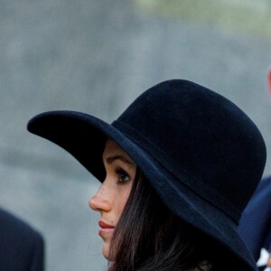 Meghan Markle accompagnait le prince Harry au petit matin du 25 avril 2018 pour les commémorations à Londres de l'ANZAC Day. Après un service commémoratif à l'aube, le prince a déposé une gerbe sur le mémorial de guerre australien.