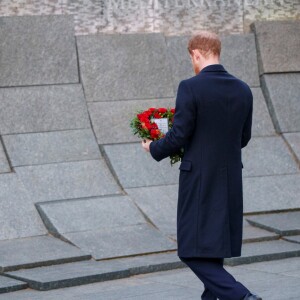 Meghan Markle accompagnait le prince Harry au petit matin du 25 avril 2018 pour les commémorations à Londres de l'ANZAC Day. Après un service commémoratif à l'aube, le prince a déposé une gerbe sur le mémorial de guerre australien.