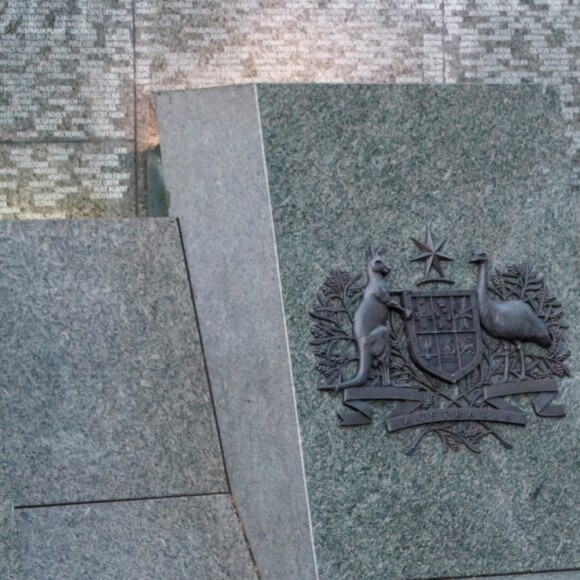 Meghan Markle accompagnait le prince Harry au petit matin du 25 avril 2018 pour les commémorations à Londres de l'ANZAC Day. Après un service commémoratif à l'aube, le prince a déposé une gerbe sur le mémorial de guerre australien.