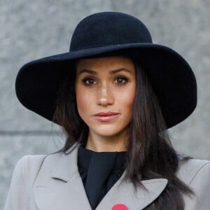 Meghan Markle accompagnait le prince Harry au petit matin du 25 avril 2018 pour les commémorations à Londres de l'ANZAC Day. Après un service commémoratif à l'aube, le prince a déposé une gerbe sur le mémorial de guerre australien.