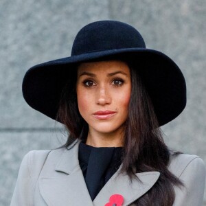 Meghan Markle accompagnait le prince Harry au petit matin du 25 avril 2018 pour les commémorations à Londres de l'ANZAC Day. Après un service commémoratif à l'aube, le prince a déposé une gerbe sur le mémorial de guerre australien.